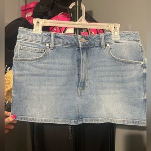 Low rise short jean mini skirt